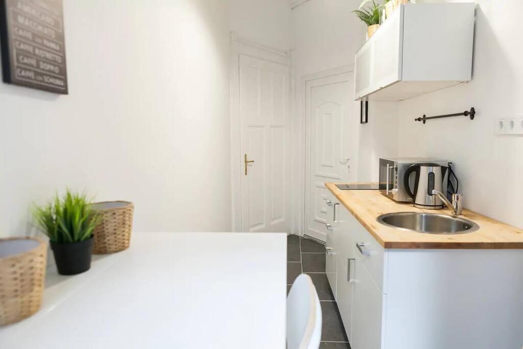 Central 30M2 A/C Apartment, 3 Min From Ny Cafe Budapest Exterior foto